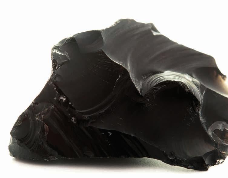 ) Obsidián je sopečné sklo, lidově řečeno láva, která ztuhla tak rychle, že minerály nestačily krystalizovat. Má proto lasturnatý lom.
