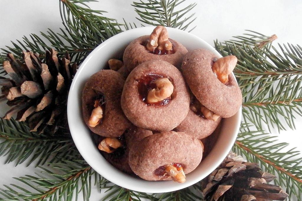 Důlkové koláčky Ingredience 420 g hladké mouky, 140 g moučkového cukru, 140 g tuku nebo másla, 140 g sádla, 2 vanilkové cukry, 2 menší vejce, 2 žloutky, kakao Na dokončení rybízová marmeláda, vlašské