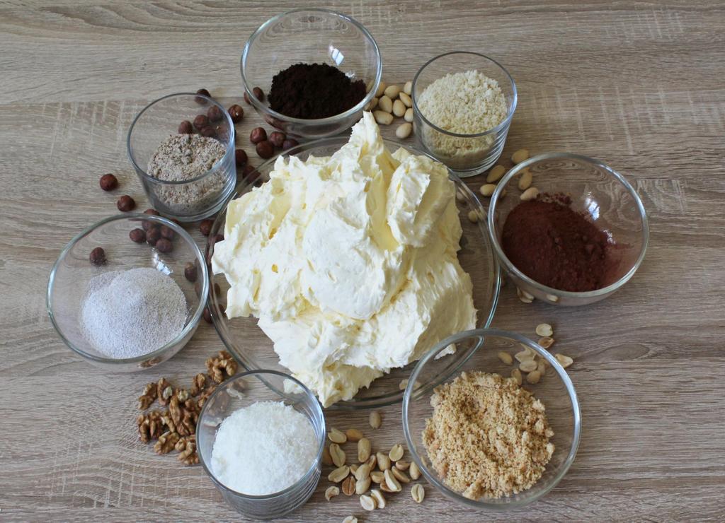 Máslový krém Ingredience 280 g krystalového cukru, 125 g ztuženého tuku, 2 cl rumu, 750 g másla, 3 vejce Postup Vejce s cukrem dáme do mísy nebo kastrolu a postavíme do vodní lázně.