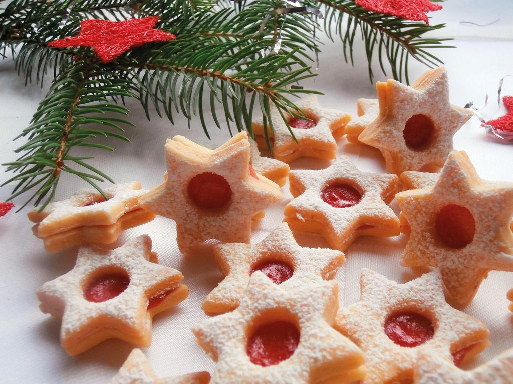 Linecké hvězdičky Ingredience 480 g hladké mouky, 150 g moučkového cukru, 280 g másla nebo tuku, 2 žloutky, 1 vanilkový cukr, citronová kůra Dokončení moučkový cukr, rybízová marmeláda Postup Ze