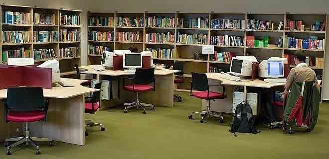 Snad jedině aula na T10 má označení v systému jakou Aula profesora Kalendovského, nicméně tu najdete jednoduše v 1. NP hned naproti vrátnici. Sranda začne s Technickou 12.