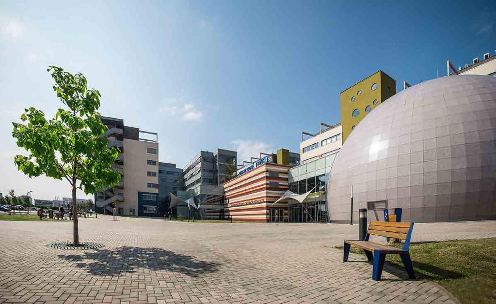 V knihovnách by se návštěvníci měli chovat tiše a jinak je jedno, jestli sedíte u stolu a zpracováváte protokol, čtete si nejnovější Forbes, nebo jen tak zevlujete se spolužáky.