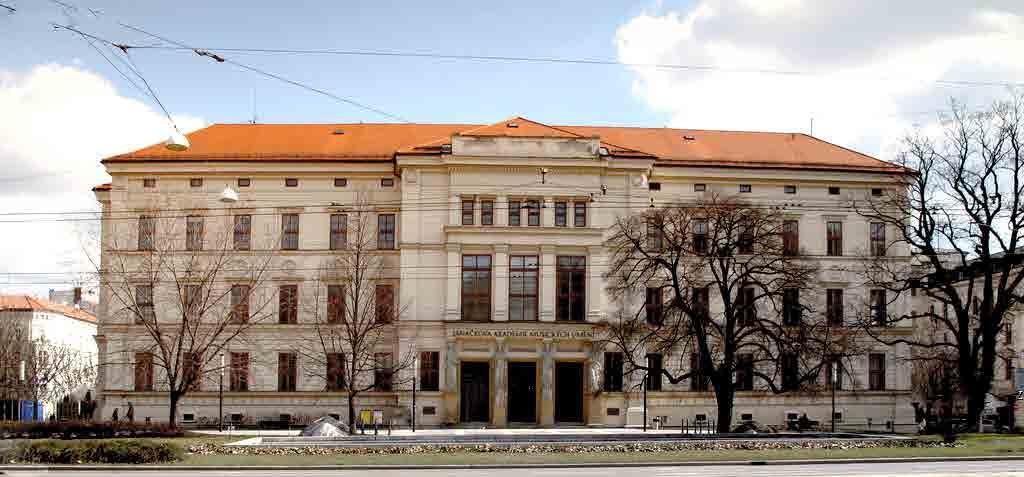 Od ostatních oborů se také liší studijní pomůcky. Na hudební teorii se vám určitě budou hodit jakékoliv klávesy - stačí dvouoktávové midi, které připojíte k PC.