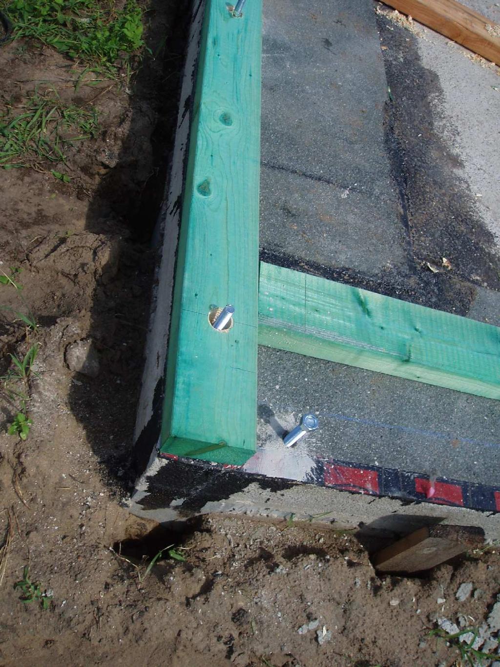 nátěrem se osazují na závitové tyče a připevňují se maticemi s podložkami /foto 01/. Vnější průměr podložky musí být minimálně o 10 mm větší než průměr otvoru v základovém prahu.