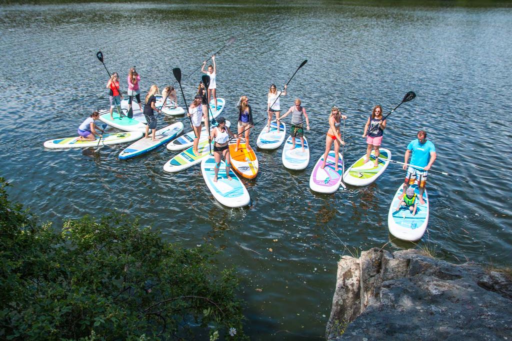 Při paddleboardingu stojíte nebo klečíte na stabilním nafukovacím plováku a k pohybu po