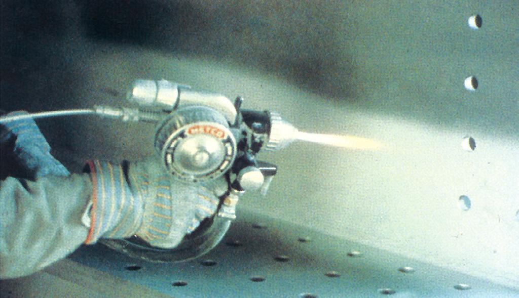 3.5 Mechanické zinkování Po odmaštění, odmoření a pomědění (vycementování mědí) se součásti nasypou do bubnu spolu se skleněnými kuličkami, zinkovým prachem a chemickými aktivátory.