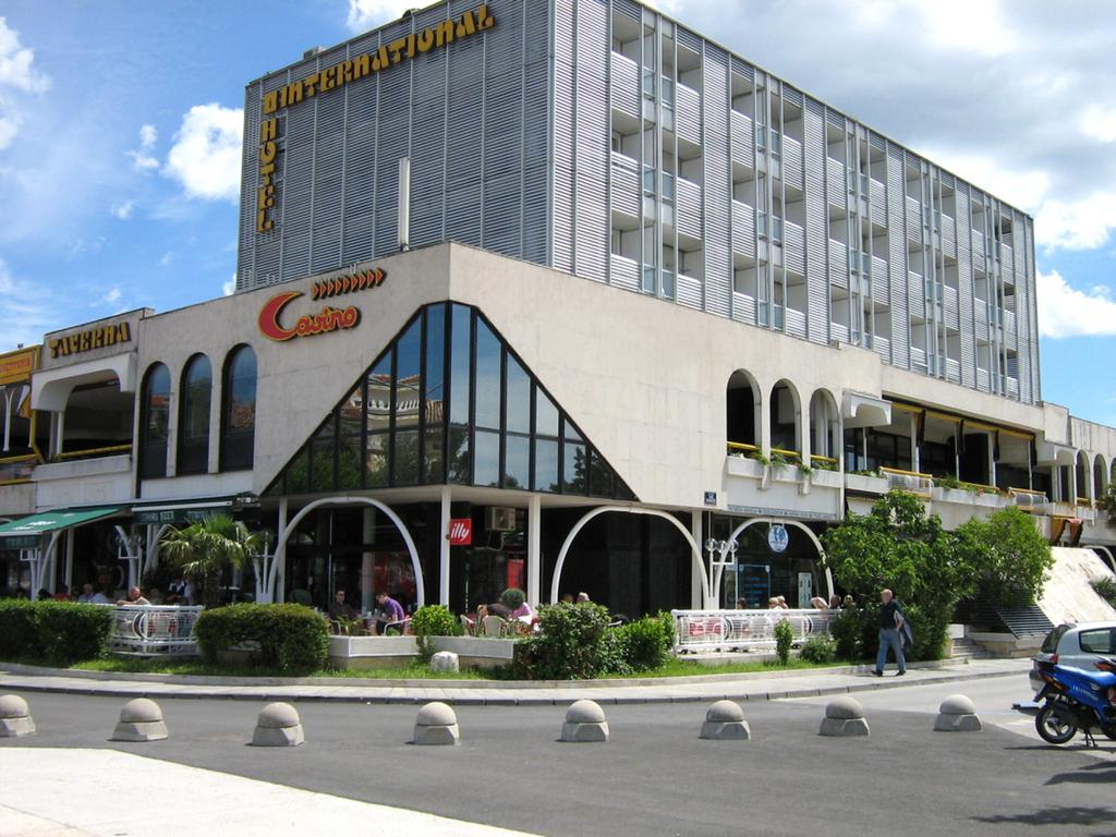 CRIKVENICA - hotel International** 2018 Známé a velmi oblíbené turistické centrum Crikvenica je 37 km vzdálené od Rijeky a je již více než sto let považováno za mimořádně vhodné lázeňské místo s