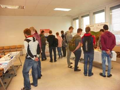 prohlédnout učebny, dílny a jiné expozice.