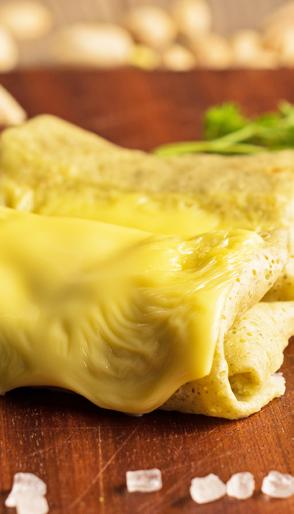 22 pro GURMÁNY 150 g pšeničné mouky 3 g sušeného oregana 3 g čerstvé bazalky 3 g čerstvé petržele 20 g oloupaných pistácií 200 ml vody Palačinky Au Gratin gratinované palačinky Připravte si náplň: