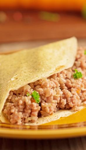 Ragú Calzone palačinky s mletým masem 31 150 g pšeničné mouky 3 g sušeného kopru 200 ml zeleninového vývaru 7 g soli 300 g mletého masa 100 g červené cibule 20 g másla 30 ml olivového oleje 3 g