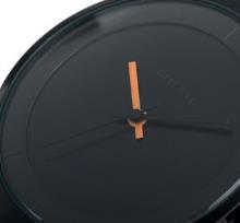 Pánské silikonové hodinky Japonský strojek Quartz 2035. Tři ručičky. Ocelové pouzdro ciferníku a silikonový řemínek. Klasická přezka. Minerální sklo. Logo Renault v horní části ciferníku a na přezce.