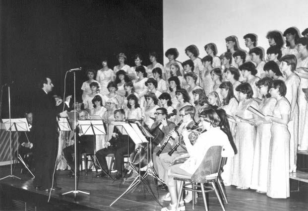 festivalu středních škol Severomoravského kraje (1980) patřil k nejlepším. Dívčí pěvecký sbor SPgŠ v Krnově (z koncertu k 10.
