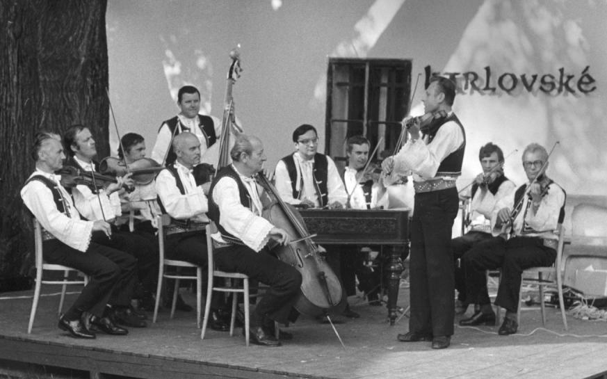 Léta 1975-1989 (Hlásek), Opavy (Červený květ), Prahy (Radost), N. Jičína (Ondrášek), Olomouce (Kantiléna?) a Karviné (Permoník) a organizovala s nimi výměnné koncerty.