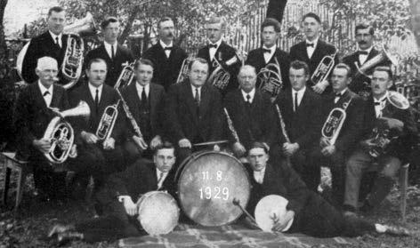 H u d e b n í ž i v o t n a K r n o v s k u Velmi časté byly koncerty v parku, a to jak v celém obsazení, tak děleně jako dechový nebo smyčcový orchestr.