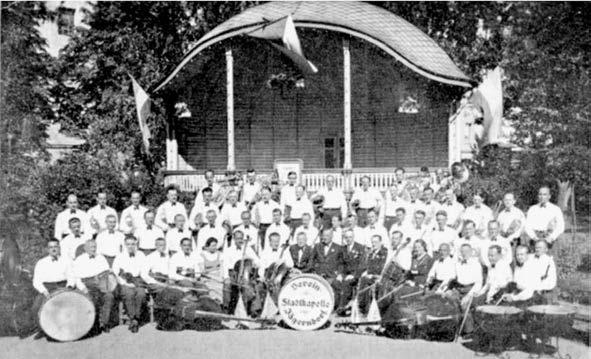 Neobešly se bez něj pohřby, bály a jiné společenské akce. Stadtkapelle před hudebním pavilonem (asi ve 30. letech) Do r. 1925 občas řídili Stadtkapelle také R. Sperlich a Fr.