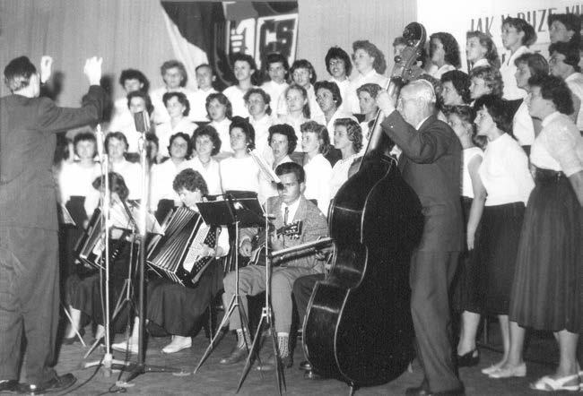 L é t a 1 9 5 3-1 9 6 4 s učňovskou mládeží), zato s tzv. revolučním nadšením, než soubor s kultivovaným přednesem a obtížnějším repertoárem.