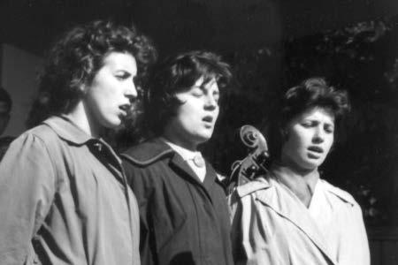 H u d e b n í ž i v o t n a K r n o v s k u Z 33:12/1960 pochází i výzva pro ženy ke vstupu do souboru v DO, zkoušky jsou vždy v úterý o 19.30 h.; jaký to byl sbor, nevím.