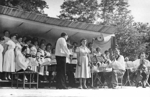 místo na festivalu emigrantů z Řecka (2/Krnov II, i.č. 227). V následujícím roce se upřesňuje složení celého souboru.