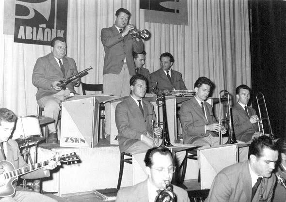 L é t a 1 9 5 3-1 9 6 4 V té době byly oblíbeny tamburašské soubory. V Krnově byl známý soubor při ZK ZSKN a v r. 1954 se dokonce zúčastnil krajské přehlídky těchto souborů v Místku. (36:1.1. 1955) V Petrovicích byl tehdy také tamburašský kroužek (2/Petrovice, i.