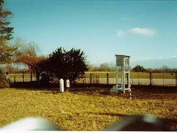 Obr. 7 Klimatologická manuální stanice v areálu hvězdárny ve Slavoníně z roku 1997. Fig. 7. Climatological manual station in the grounds of the Astronomical observatory in Slavonín from the year 1997.