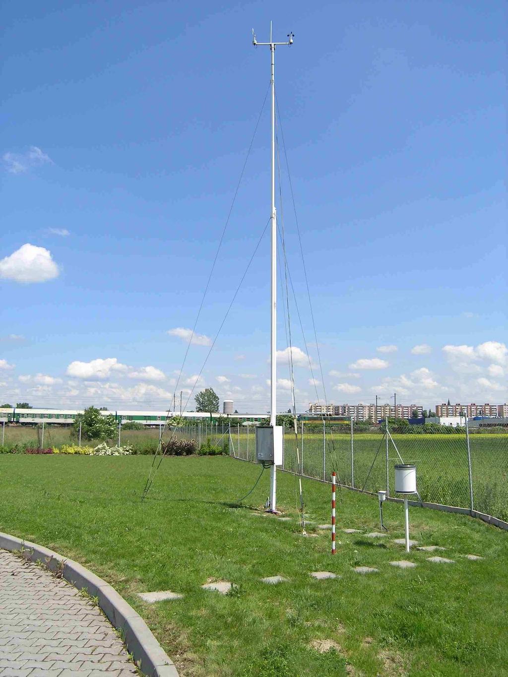 Obr. 8 Klimatologická automatizovaná stanice v areálu Státní rostlinolékařské správy v Holicích z roku 2010. Fig. 8. Climatological automated station in the grounds of the State Phytosanitary Administration in Holice from the year 2010.