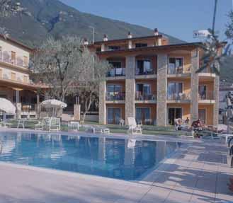 50 m BB HOTEL RESIDENCE VILLA ISABELLA poloha: Lago di Garda - Assenza, jezero - 50 m, centrum - 100 m vybavenost a služby: recepce / bar / společenská místnost s TV sat.