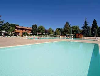 000 m²) uzavřeném areálu poloha: Lago di Garda - Lugano di Sirmione, jezero - do 400 m, Sirmione - 6 km vybavenost a služby: recepce, restaurace, bar, zahrada s dětským hřištěm, vyhrazené parkoviště,
