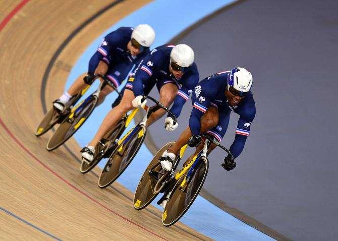 Team Sprint. (týmový sprint) Na protilehlých rovinkách proti sobě nastupují dvě družstva po třech jezdcích a závodí se na tři kola s pevným startem.