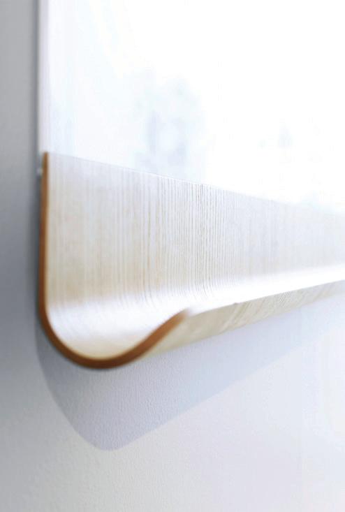 Nosná konstrukcez ohýbaného jasanového dřeva je doplněna skleněnou tabulí z opticky bílého skla s bílou zadní stranou. Jiné druhy moření či lakování na vyžádání.