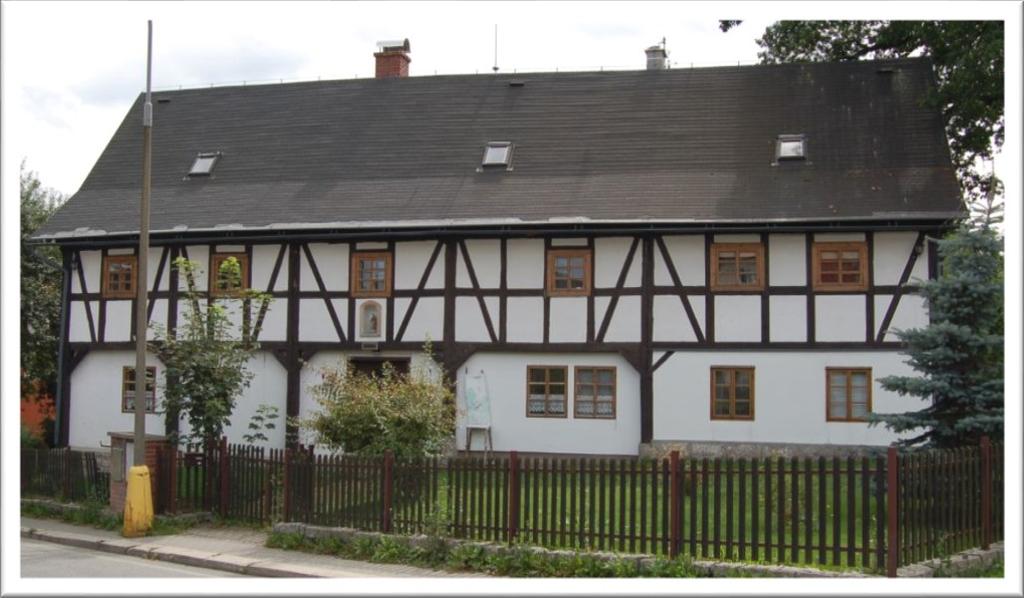 ZAJÍMAVOSTI Z JABLONECKA DŮM ČESKO-NĚMECKÉHO POROZUMĚNÍ Dům česko-německého porozumění v Rýnovicích je kulturní památkou. Stavba z druhé poloviny 17.