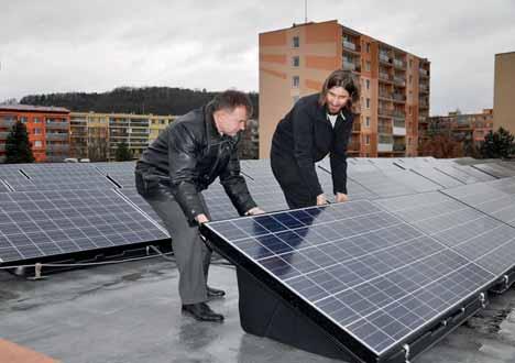 M A G A Z Í N FVE lze instalovat i na střechách domů Zdrojem tepla jsou velké soláry na předávacích stanicích a centrální kotel na biomasu. To představuje 100% pokrytí výroby tepla z OZE.