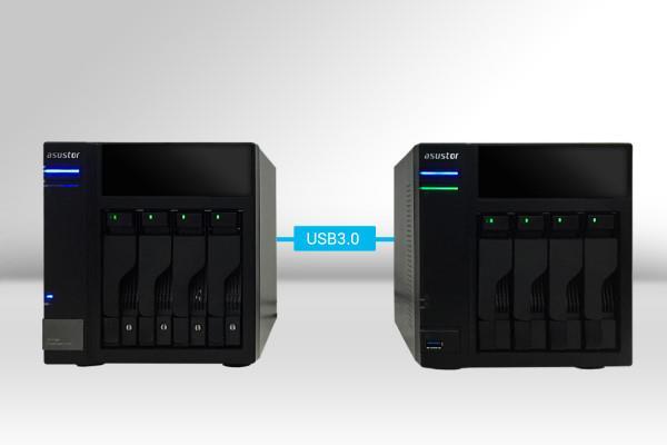 AS6004U lze připojit pouze ke vašemu NAS pomocí zadního portu USB 3.0 NAS.
