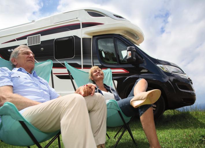 Karavany obecně Karavan ten je fajn Určitě to znáte, dovolená v resortu plném lidí, nutnost rezervovat termíny dopředu, vybírat čisté a dobré hotely jen podle fotograﬁí a vždy být svázán závazkem