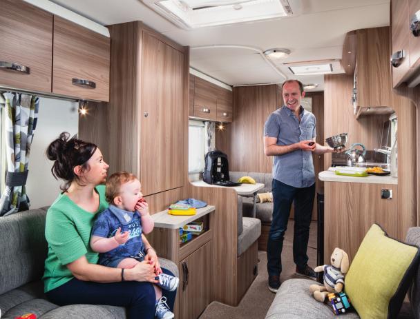 Velký dvouosý karavan majiteli poskytuje mnohem větší komfort vnitřního prostoru. Pokud dokážete karavan zaparkovat vozidlem jak potřebujete, tak se dvou náprav bát nemusíte.