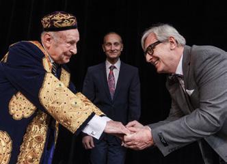 BEZ ZÁBRADLÍ DIVADLA Jistě, pane premiére 4.10. neděle 19:00 hod. Antony Jay, Jonathan Lynn: JISTĚ, PANE PREMIÉRE! Kdyby to nebylo tak k smíchu, bylo by to spíš k pláči.