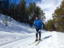 foto: Miroslav Mejzr LYŽOVÁNÍ FINSKO lyžování za polárním kruhem Daleko za severním polárním kruhem se finská plošina mění v pohoří, které nabízí kvalitní vyžití vyznavačům zimních sportů.