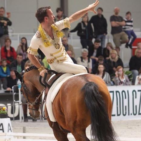 MČR ve voltiži Frenštát pod Radhoštěm 2015 - kategorie senior - L. Klouda na koni Landar, lonžérka P.
