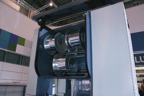 Svět tisku 7 8/2008 49 Technologie Nadstavba pro navíjení fólií ter, což je vlastně zařízení pro příčné nařezání materiálu z role a naložení takto připravených archů.