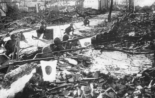 Japonská invaze do Číny (1937) V červenci 1937 Japonsko obsadilo bývalé čínské císařské město Peking poté, to zahájilo incident na mostě Marca Pola, který vyvrcholil japonskou kampaní k napadení celé