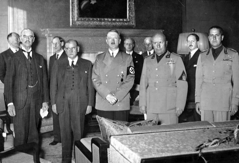 německým obyvatelstvem; a brzy Británie a Francie následovala radu britského premiéra Neville Chamberlaina a přiznala toto území Německu v Mnichovské dohodě, která byla postavena proti přáním