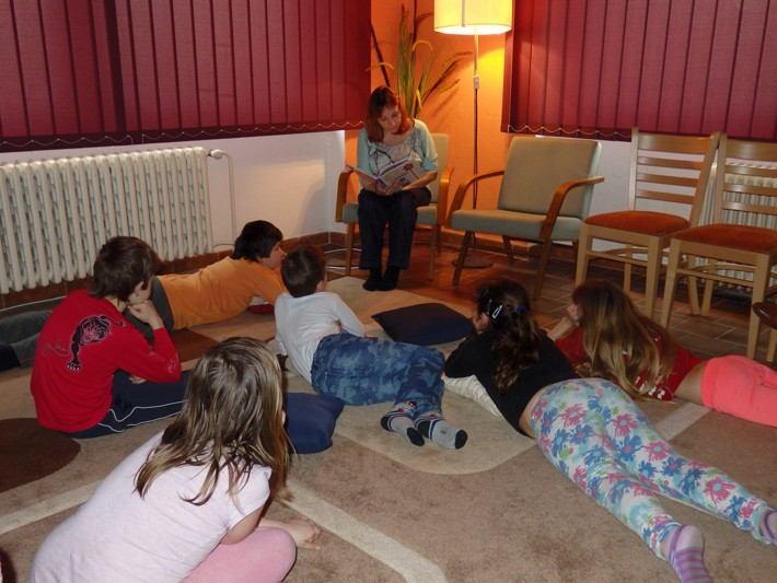 Březnové SNOVÉ ČTENÍ Možná, že se opakuju, ale opět pěkné čtení. Paní Šulcová má velmi příjemný hlas, který udržel všechny děti absolutně v klidu.