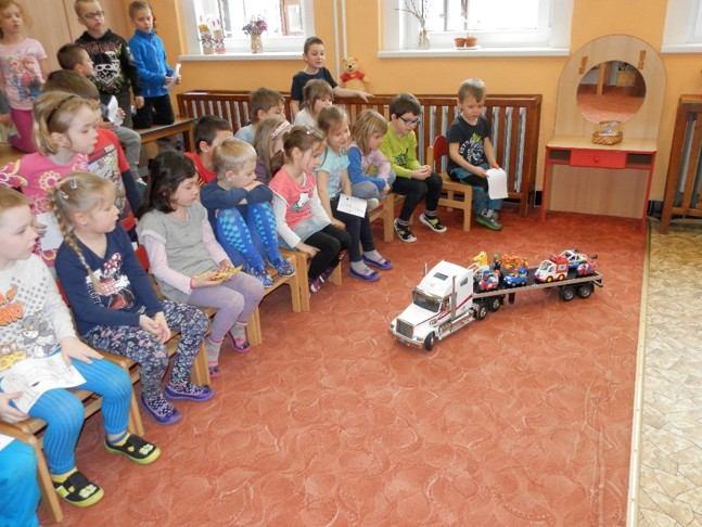 ZPRÁVIČKY Z MATEŘSKÉ ŠKOLIČKY Březen v mateřské škole 16. března naši mateřskou školu navštívili pánové Miroslav Jirák a Ivan Kraclík s funkčními modely dopravních prostředků.