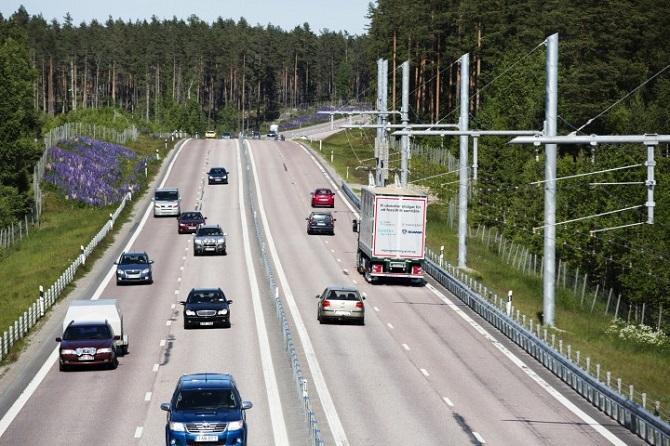vznikla myšlenka elektrizace dálnic. Nad pravým jízdním pruhem dálnic, příp. dalších komunikací, je vybudováno dvouvodičové řetězovkové trolejové vedení.