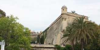 Město Valencie Vás překvapí svým několika kilometrovým parkem, vytvořeným místo řeky a Valletta nabídne dech beroucí historii.