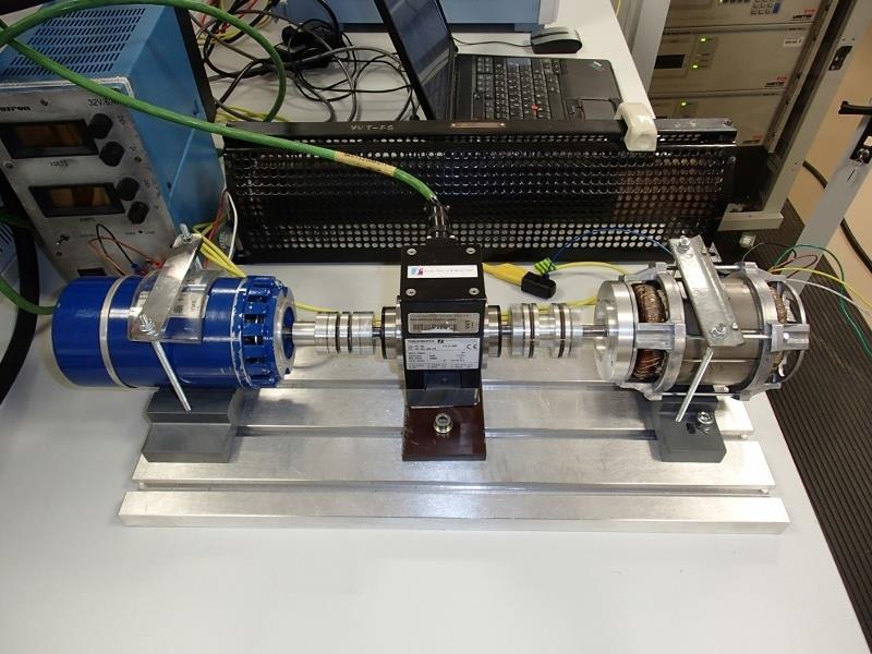 teplotě při napájecí frekvenci f = 50 Hz a na závěr byla zvýšena napájecí frekvence na f = 60 Hz, naměřené a vypočtené hodnoty viz Tab. 5. 5. Obr. 5. 2 Sestava pro měření momentové charakteristiky Po každém měření charakteristik, se změřily odpory vinutí, viz Tab.