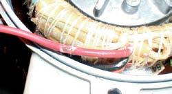 zkrat na kostru způsobený poškozením napájecích kabelů. Příčina: poškozená izolace napájecího kabelu.