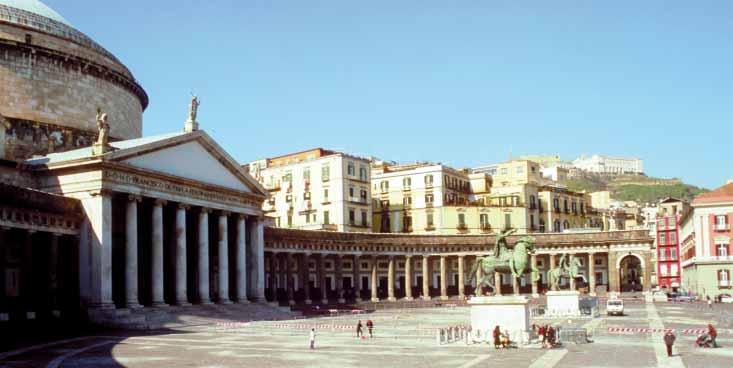 Pokud si budete chtít zajistit opětovný návrat do Říma, vhoďte minci do nedaleké fontány di Trevi. Zastávka na Benátském náměstí s památníkem krále Viktora Emanuela II.