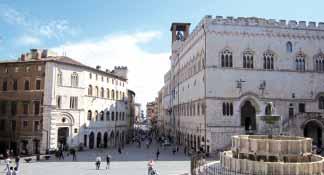 Pokud si budete chtít zajistit opětovný návrat do Říma, vhoďte minci do nedaleké Fontány di Trevi. Zastávka na Benátském náměstí s památníkem krále Viktora Emanuela II.