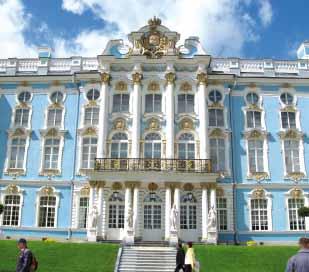 den: snídaně. Výlet do letního sídla ruských carů Petrodvorců palácového a parkového komplexu z 18. a 19. století vybudovaného na ploše 800 ha carem Petrem Velikým Velký palác, palác Petra I.