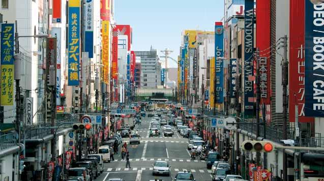 Večer západní a východní Šindžuku kontrast dech beroucích mrakodrapů jako Tokijská radnice a Sumimoto Building s chaosem největší zábavní čtvrti na světě Kabukičó. Možnost povečeřet v restauraci v 51.